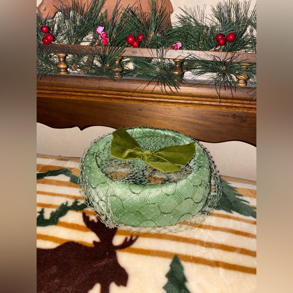 Vintage 50’s Green Velvet Halo Hat Veil Birdcage